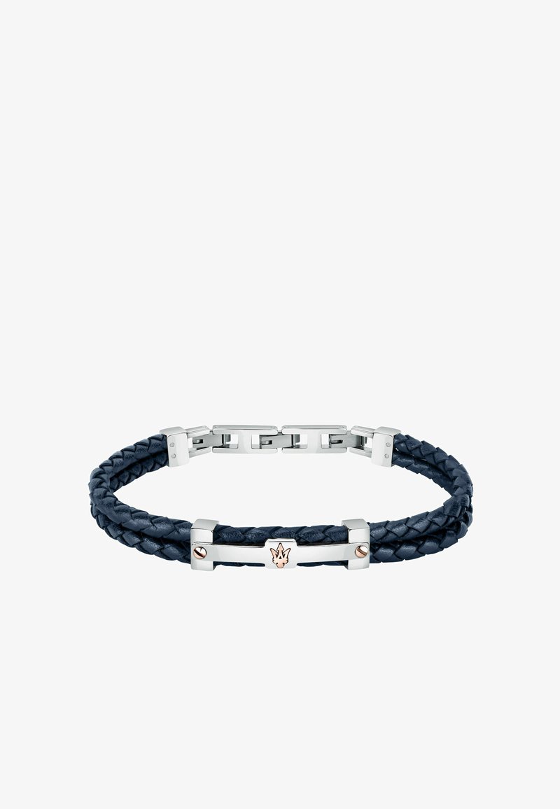 Bracciale in pelle intrecciata blu navy con accenti in metallo color argento, caratterizzato da un emblema centrale e da maglie alternate lisce e testurizzate.