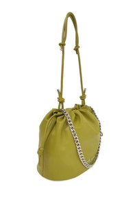 Borsa a secchiello verde in pelle con chiusura a laccio, dotata di tracolla a catena intrecciata e superficie liscia, con dettagli in hardware argentato.