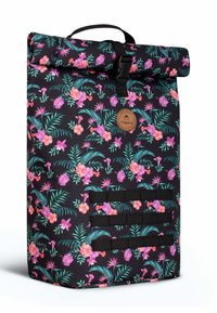 Sac à dos à rabat en tissu noir orné de motifs floraux colorés. Comprend une poignée, une fermeture à boucle et des sangles horizontales.