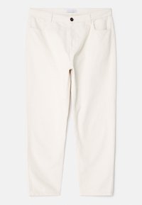 Weiße Cord-Hosen mit geradem Bein, vorn Taschen und einem dunklen Knopfverschluss an der Taille, sichtbar vor einfarbigem Hintergrund.