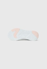 Semelle de sneaker blanche avec un design de semelle texturée. Présente un accent en caoutchouc rose en forme de chiffre "7" sur le talon.