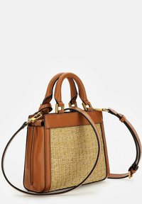 Sac à main en cuir marron avec des côtés en paille tressée, double poignées supérieures, bandoulière amovible, quincaillerie dorée et silhouette structurée.