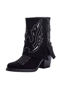 Botas de vaquero negras de ante con patrón de alas, acentos de costura blanca, punta afilada y tacón apilado. Presentan un diseño arrugado.