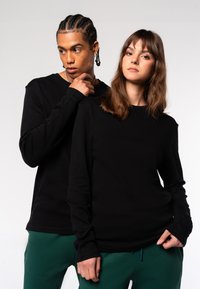Unselected, black