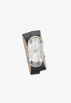 Zegarek Ferragamo z okrągłą srebrną tarczą, czarnym skórzanym paskiem i beżowym wnętrzem. Posiada minimalistyczne znaczniki godzinowe oraz koronkę.