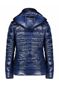 Donkerblauwe pufferjas met een glanzende textuur, een capuchon en horizontale stiknaden. Voorzien van elastische manchetten en een verstelbare zoom.