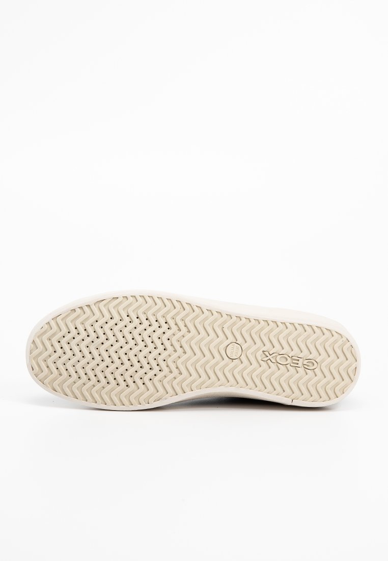 Semelle de sneaker en caoutchouc beige, avec un motif en zigzag comportant des trous de ventilation et une marque "Geox" embossée sur le côté. Surface plate et texturée.