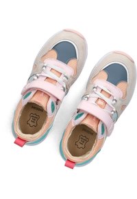 Chaussures pour enfants multicolores en suède et maille, dans des tons de rose, gris et teal. Sangle Velcro et semelle en caoutchouc avec une languette de tirage.