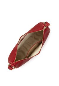 Borsa a tracolla in pelle rossa con chiusura a zip, fodera beige e dettagli in metallo dorato. La forma è allungata con bordi arrotondati.