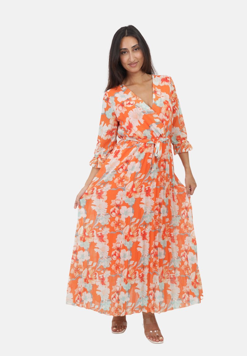 Maxikjole i orange med blomsterprint, der har flæseærmer og en bindebånd i taljen. Letvægtsstof med et flydende design og ankel-langt længde.