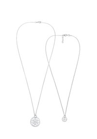 Due collane in metallo argento di diverse lunghezze, con pendenti circolari caratterizzati da intricati disegni geometrici a strati.