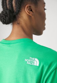The North Face ESSENTIAL OVERSIZE T SHIRT - T-shirt print - optic emerald