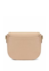 Beżowa skórzana torebka na ramię o zaokrąglonym kształcie, z akcentami w kolorze złotym i teksturowanym wykończeniem; zapięcie posiada projekt klapki.