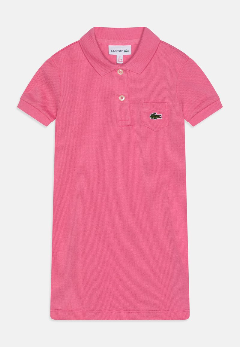 Cămașă polo roz, fabricată dintr-un material texturat, având guler, închidere cu trei butoane și un logo verde de crocodil pe buzunarul de la piept.