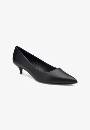 Zwarte leren pump met een spitse neus, lage kittenheel, gladde textuur en een strakke, minimalistische uitstraling. Geen zichtbare versieringen.