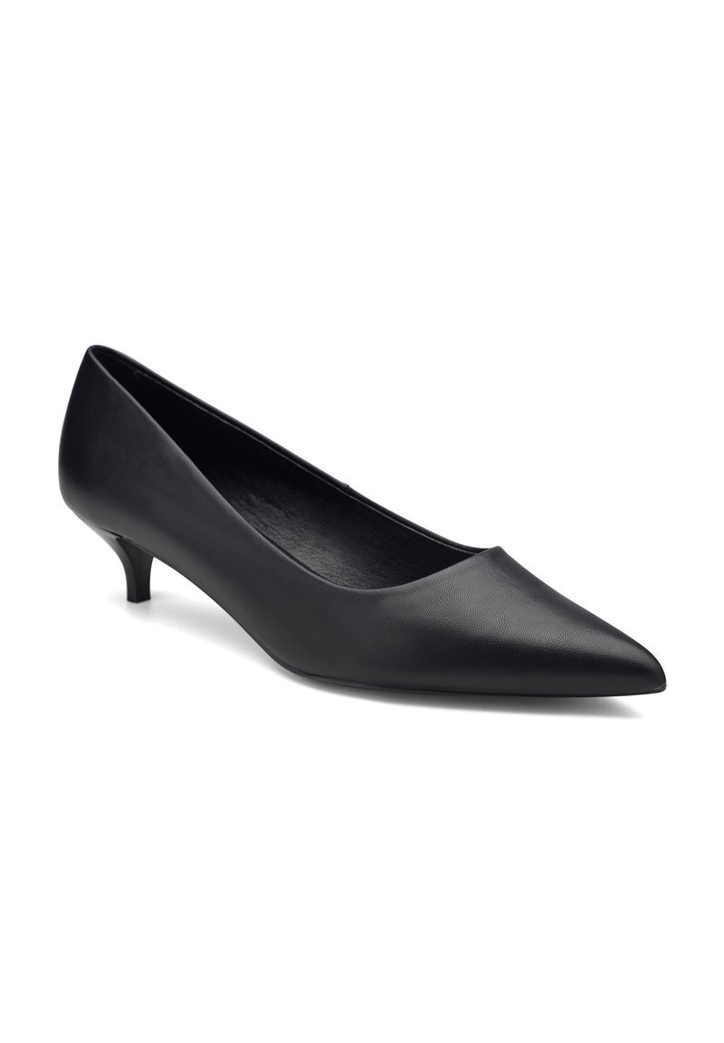 Zapato de tacón negro de piel con punta afilada, tacón bajo y elegante, textura suave y un diseño minimalista. Sin decoraciones visibles.