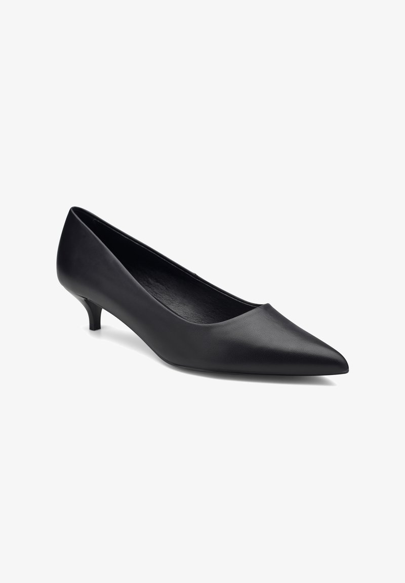 Zapato de tacón negro de piel con punta afilada, tacón bajo y elegante, textura suave y un diseño minimalista. Sin decoraciones visibles.