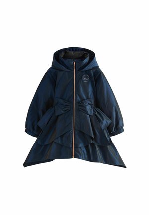 Abrigo acolchado azul marino con capucha, que cuenta con una cremallera frontal y dos grandes lazos en la cintura, capas fruncidas en el dobladillo y un logo circular.