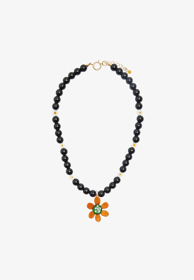 Czarny naszyjnik z koralików z małymi białymi i pomarańczowymi akcentami kwiatowymi. Centralny wisiorek w kształcie kwiatu z zielonymi i białymi detalami. Złote elementy.