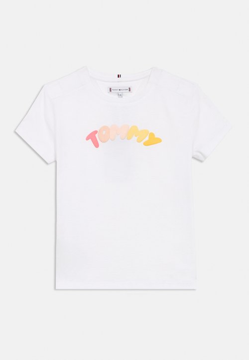 T-shirt blanc à manches courtes avec le texte coloré "TOMMY" en dégradé de nuances de rose, pêche et jaune sur la poitrine.