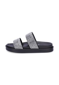 Svarta slide-sandaler pryds av två breda remmar dekorerade med små silvriga rhinestones, samt en vadderad svart sula.