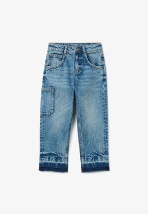 Hellblaue Denim-Jeans mit geradem Schnitt, fünf Taschen, einer aufgesetzten Tasche an der Seite und fransigem Saumdetail.