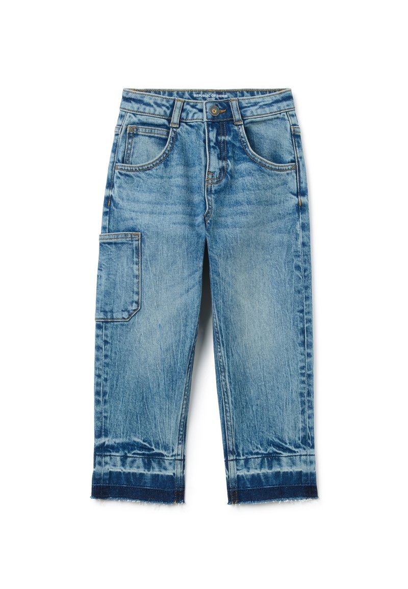 Jeans de mezclilla azul claro con corte recto, cinco bolsillos, con un bolsillo parche en el lateral y detalle de dobladillo deshilachado.