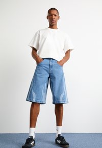 adidas Originals FLAMES - Džinsa auduma šorti - light denim
