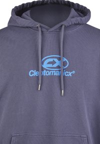 Dunkellila Kapuzenpullover mit verstellbarem Kordelzug, Fronttasche und einem blauen Logo mit dem Text "Cleptomaniacx". Weicher Stoff.