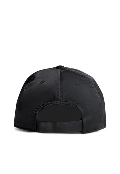 Casquette noire en tissu lisse, dotée d'une visière courbée, de détails cousus et d'une sangle ajustable à l'arrière pour adapter la taille.
