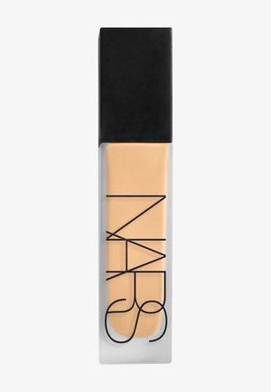 Fondotinta liquido in bottiglia rettangolare trasparente con tappo nero e logo NARS sul davanti.