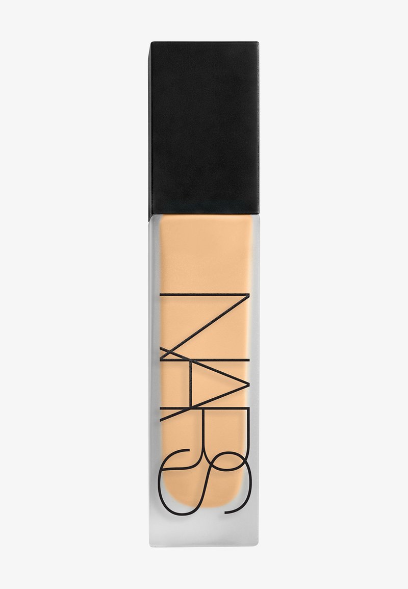 Fond de teint liquide dans un flacon rectangulaire transparent avec un bouchon noir et le logo NARS à l'avant.