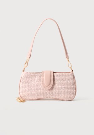 Petit sac à main rectangulaire en tweed rose avec une bandoulière assortie, fermeture à rabat en cuir et détail de chaîne dorée sur un fond clair.