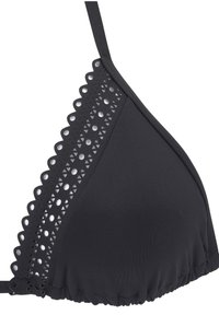 Čierny bikiny vrchnák s trojuholníkovým tvarom, zúbkovanými okrajmi a perforovanými detailmi s výrezmi na jednej strane.