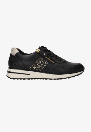 Zapatilla negra con cordones hecha de cuero, con un diseño perforado y un acento de cremallera dorada. Cuenta con una entresuela blanca y una suela de goma texturizada.