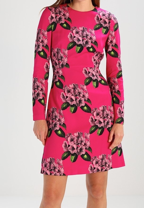 Langärmliges pinkes Kleid mit floralen Mustern aus rosa Blumen und grünen Blättern, aus glattem Stoff mit einer taillierten Passform.