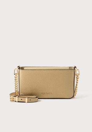 Sac à main beige en cuir Michael Kors avec des accents de chaîne dorée et une bandoulière amovible et réglable sur fond blanc.