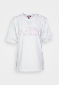 Bílý bavlněný tričko s růžovým grafickým logem, krátkými rukávy a kulatým výstřihem. Tkanina vypadá hladce, bez viditelné textury.