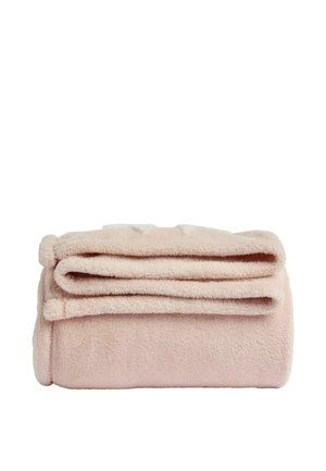 Gefaltete weiche, hellrosa Fleece-Decke mit glatter, flauschiger Textur vor weißem Hintergrund.