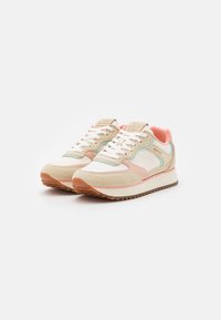 Beige und pastellfarbene Sneakers mit Wildleder- und Textilmaterialien, Schnürdesign, strukturiertem Gummisohle und kontrastierenden Akzenten in Grün und Pink.