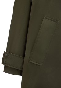 Oliwkowy płaszcz z gładkiego materiału, z kieszenią na rękawie i zapięciem na guziki na mankietach. Prosty, funkcjonalny design z minimalnymi akcentami.