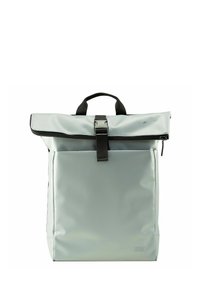 Zaino impermeabile grigio chiaro con chiusura arrotolata, tracolla nera e tasca frontale. Presenta una superficie liscia e un design minimalista.