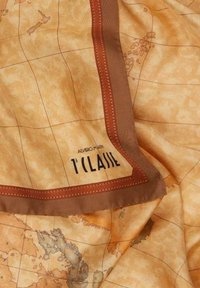 Foulard in seta con design a mappa in tonalità di giallo e marrone, con un bordo marrone. "Alviero Martini 1a Classe" stampato sul bordo.