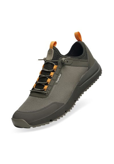 Scarpa sportiva di colore verde oliva con tomaia in rete testurizzata, dettagli arancioni, lacci elastici e suola spessa in gomma con motivi per la trazione.