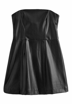 Zwarte strapless jurk van nepleer, met een aansluitende bodice, geplooide taille en A-lijn rok. Soepele textuur met een glanzende afwerking.