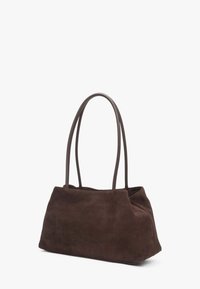 Bruine suede tote bag met dubbele lange handvatten, een rechthoekige vorm en een zachte textuur; heeft een minimalistisch ontwerp zonder zichtbare hardware.