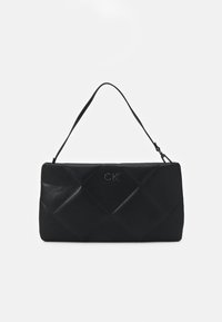Borsa a tracolla in pelle nera trapuntata con una singola tracolla e logo in rilievo; forma rettangolare con una texture liscia e motivo a diamante.