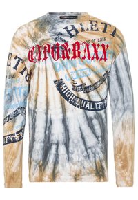 Langärmliges Batikshirt in Braun-, Grau- und Weißtönen mit auffälligem roten und blauen Text, versehen mit verschiedenen Drucken und Mustern.