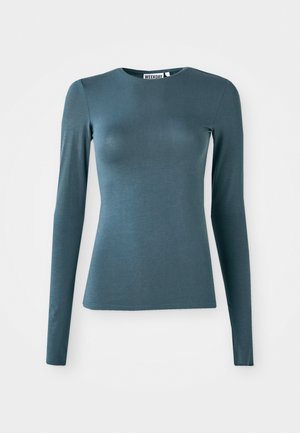 Langermet tettsittende t-skjorte i mørk teal, laget av et glatt stoff. Har rund hals og rett kant. Ingen synlige dekorasjoner.