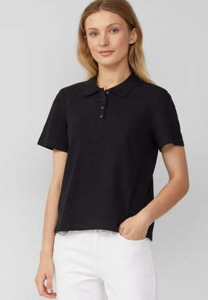Zwart polo-shirt van een katoenmix, met een klassieke kraag, korte mouwen en een knoopsluiting met vijf zwarte knopen.
